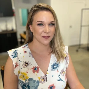 Effortless everyday makeup with soft eyeliner and neutral lips, a look taught in Ottawa Beauty Makeup Classes by Waring Makeup.