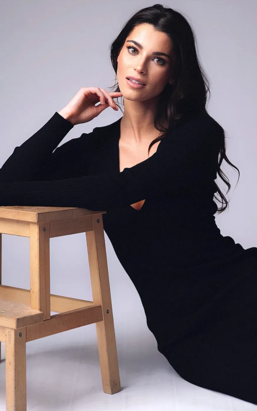 Soft Glam Makeup Application by Waring Makeup - Ottawa Lifestyle Makeup Artist Woman in a black dress with soft glam makeup and natural waves, styled by Waring Makeup, Ottawa Lifestyle Makeup Artist.
